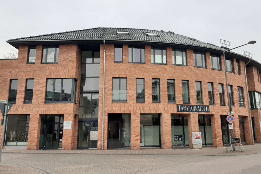 Tiefgaragenstellplatz im Zentrum von Rondorf zu vermieten